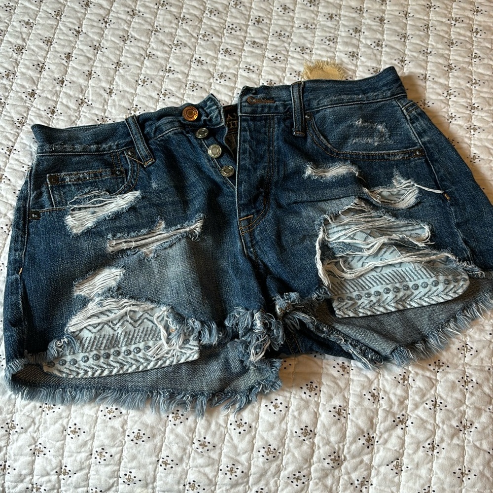 American eagle cut off shorts with vintage pocket detail . High rise.